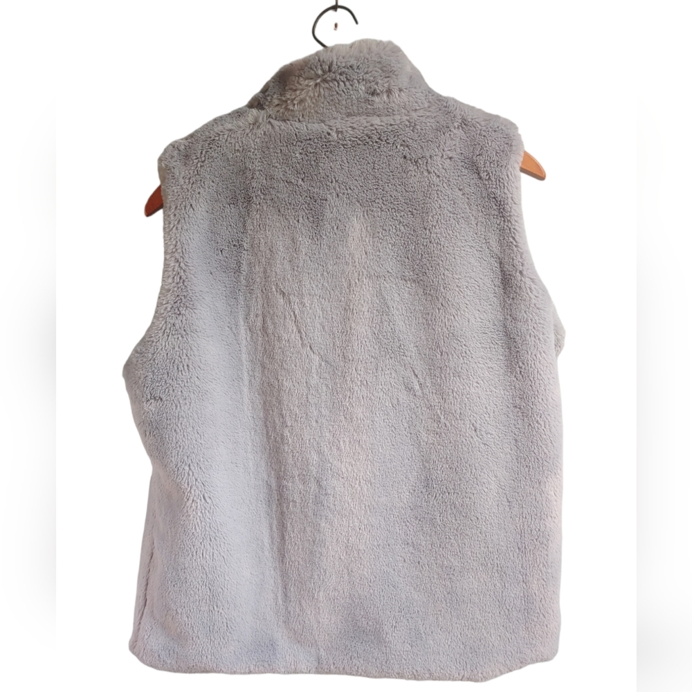 Carmin Women's Gray Faux Fur Vest - Size Large, Soft and Stylish - Picture 9 of 10
